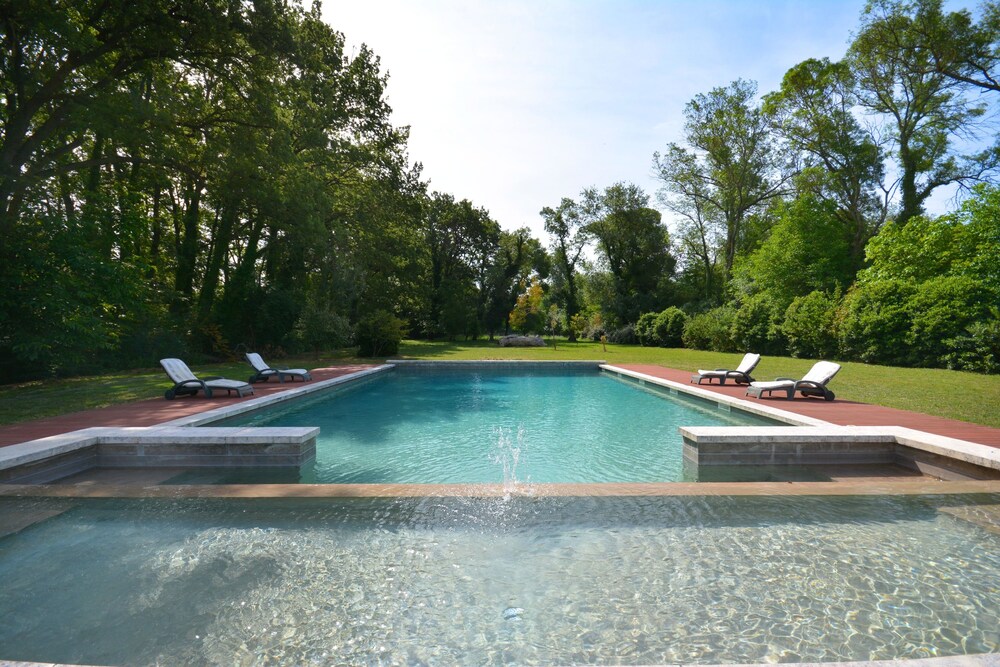 Ancien Mas du Moulin - carbon neutral hotel in Eygalieres