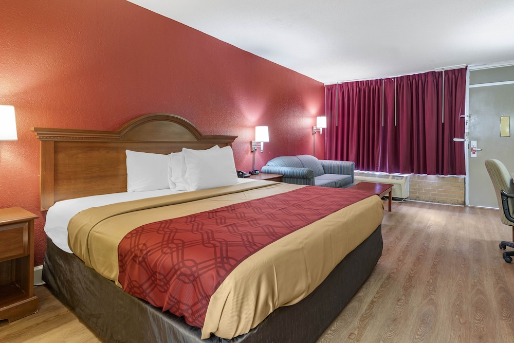 Econo Lodge Douglas - photo 23