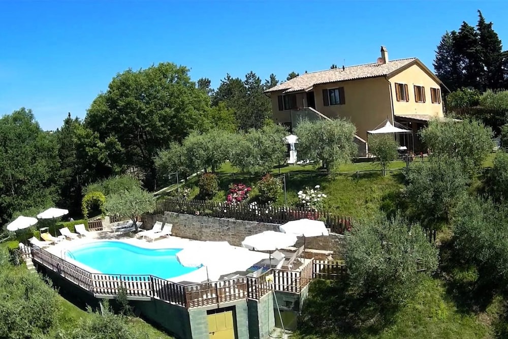 Agriturismo Le Dolci Colline — 4-Star Luxury Hotel in Valfabbrica, Italy