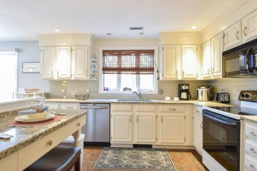 Central AC Game Room & Outdoor Shower — hotel in Brewster