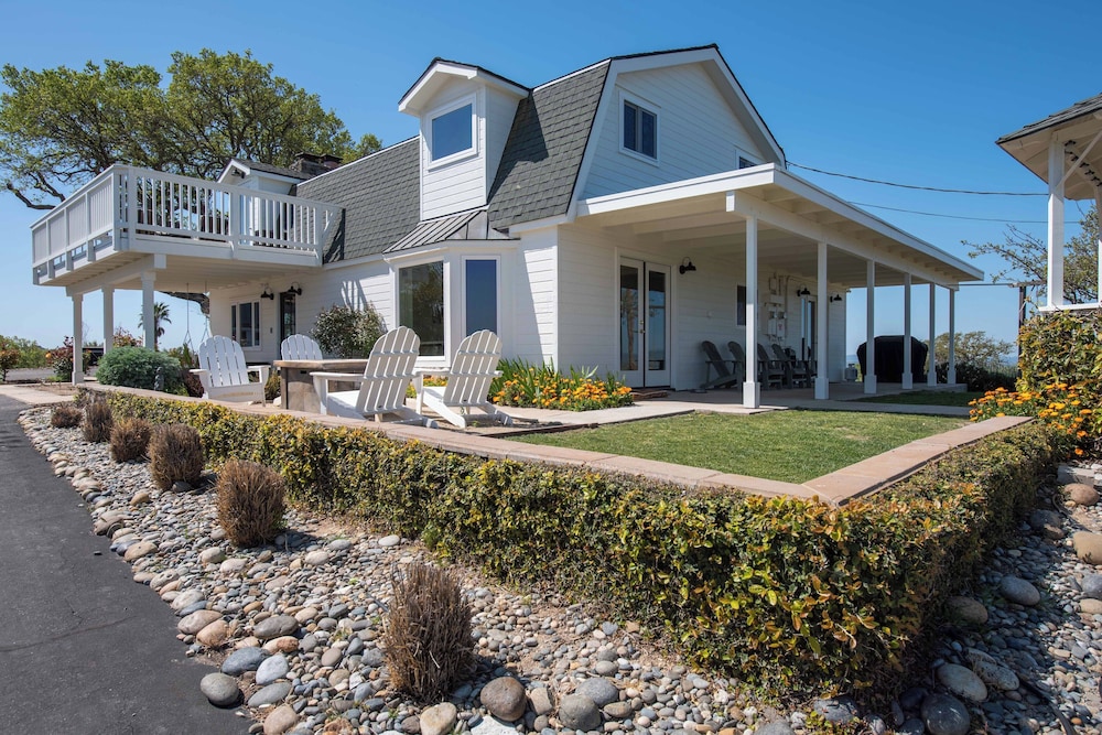 Hidden Acre Vineyard Estate in Paso Robles, United States