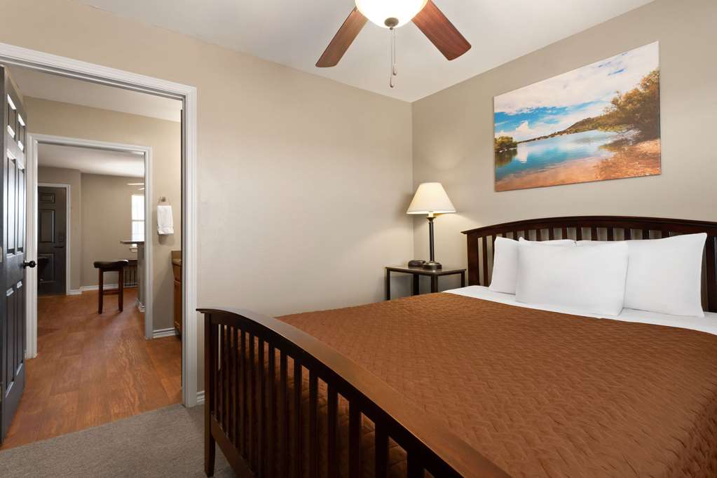 Eagle's Den Suites Cotulla a Travelodge by Wyndham - photo 9
