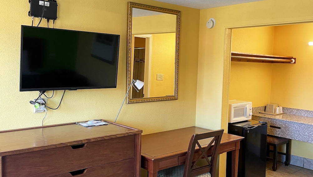 Royal Inn Linden - photo 8
