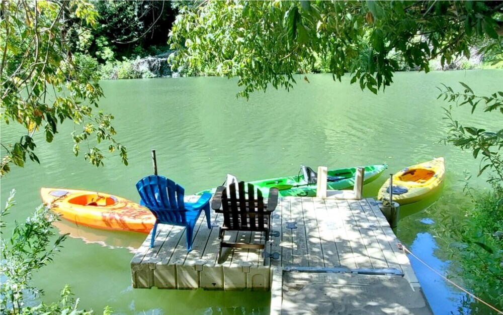 Reflections Seasonal Dock & Kayaks Hot Tub Fire Table BBQ HUGE yard Horseshoes Dog Friendly — hotel in Guerneville