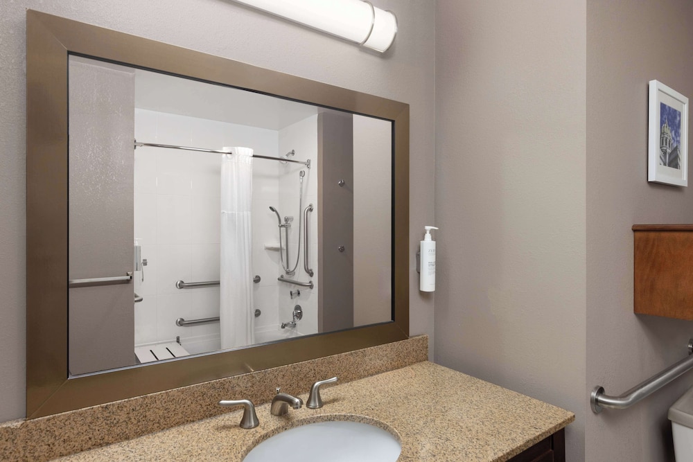 Hampton Inn & Suites Harrisburg North - photo 32
