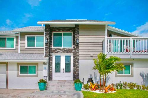 Spacious 4BR Beach House with Stunning Ocean Views — 4-Star Luxury Hotel in Cape Canaveral, United States