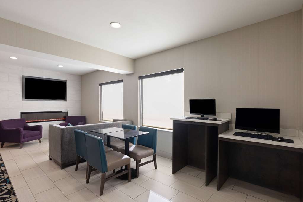 La Quinta Inn & Suites by Wyndham Snellville Stone Mountain - photo 30
