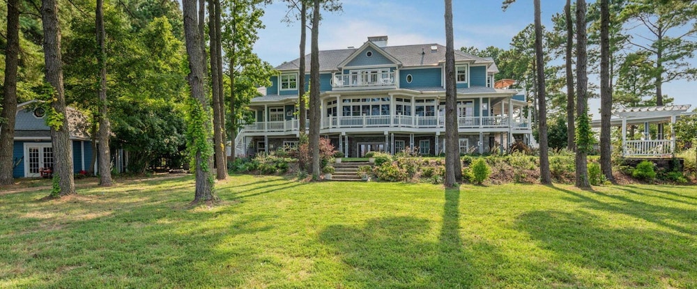 Swanendele Inn — 5-Star Luxury Hotel in Ridge, United States