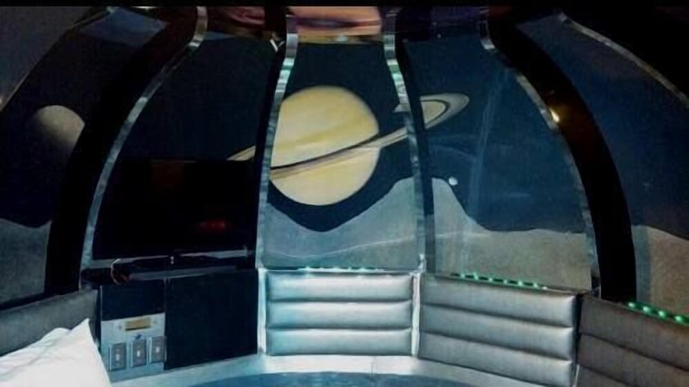 Red Carpet Inn And Fantasuite Hotel - photo 54
