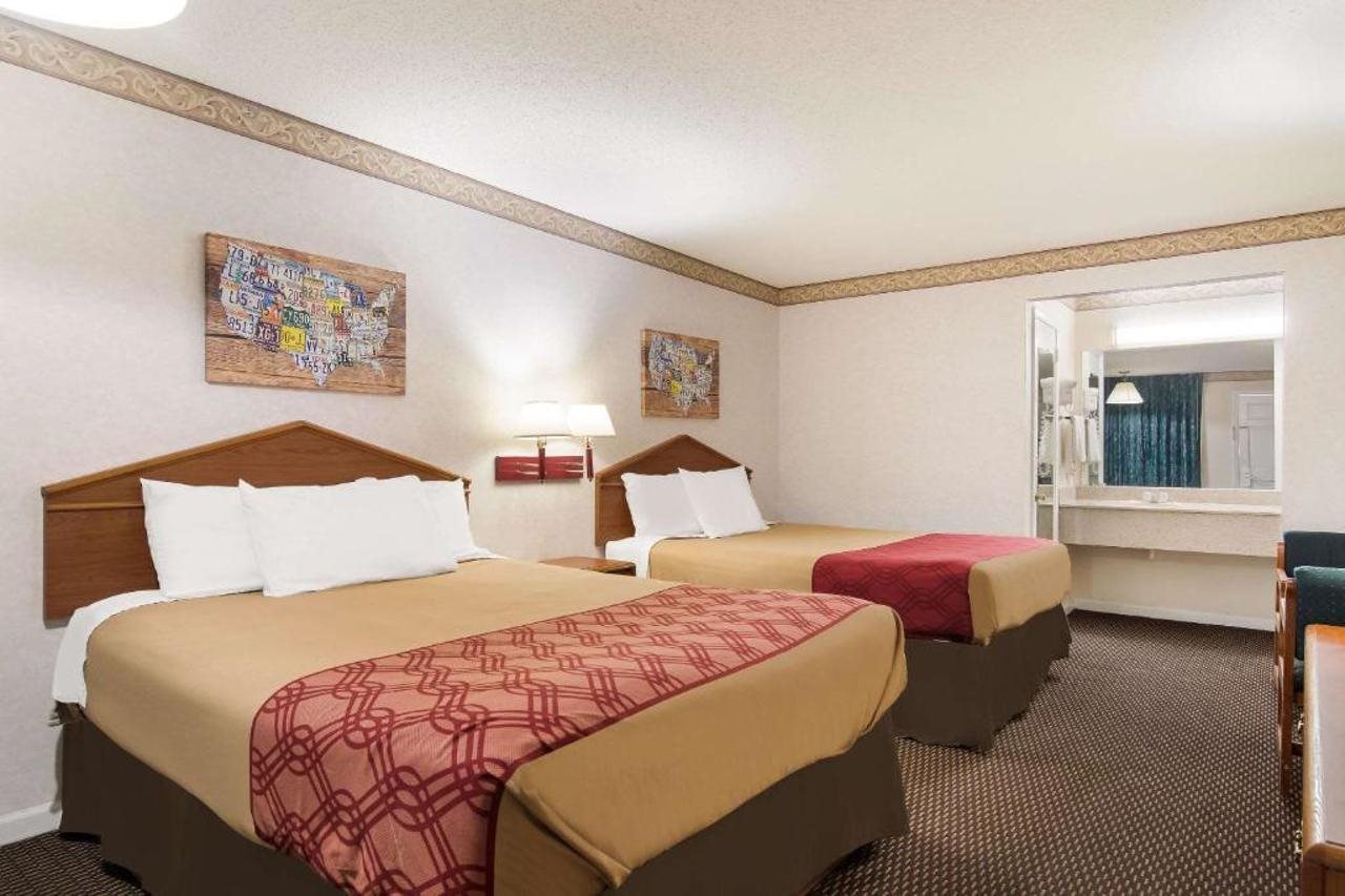Econo Lodge Calhoun North Damascus - photo 20