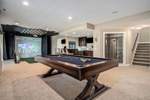 Luxury Stay with Golf Simulator and 3 King Bedrooms — hotel in Elkhorn