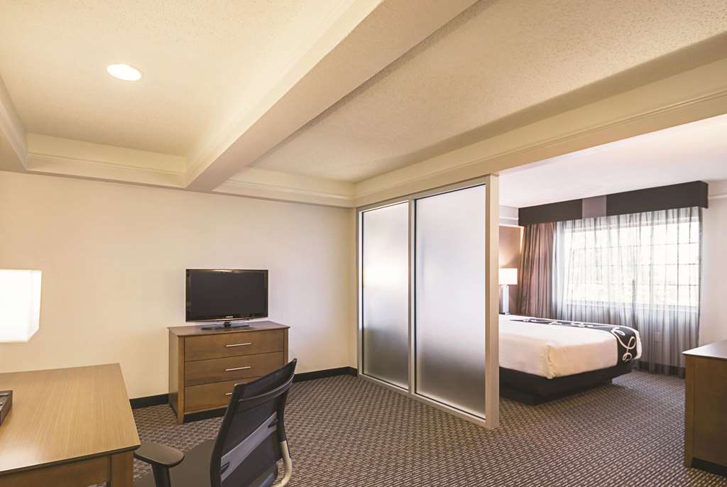 La Quinta Inn & Suites by Wyndham Austin Near The Domain - photo 35
