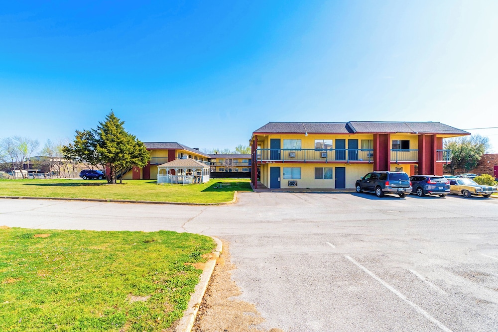 Castle Inn And Suites By Oyo Chickasha 4031857 — Chickasha