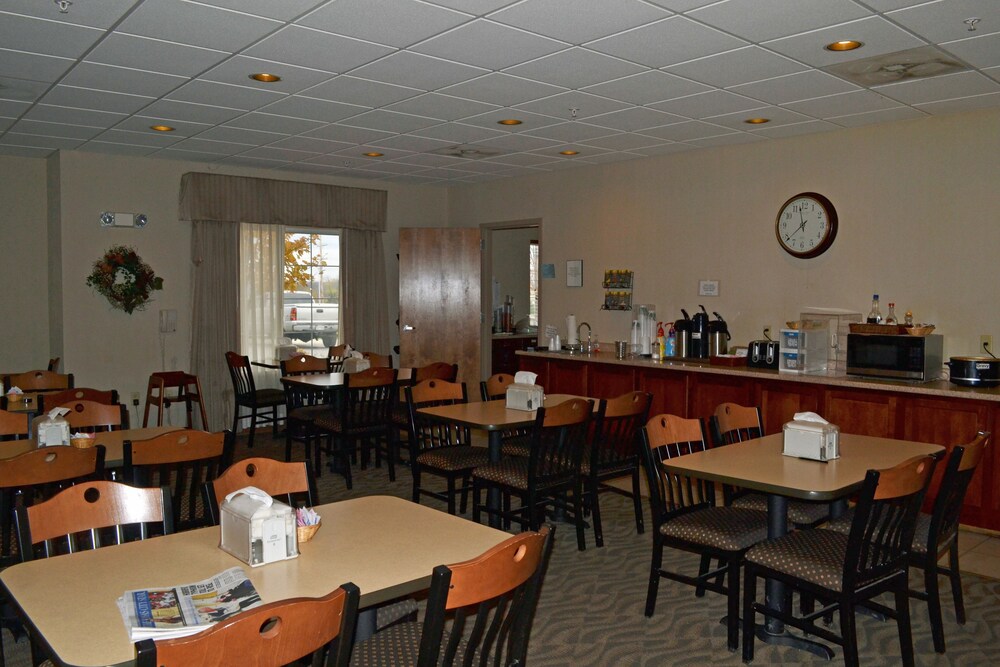 Paola Inn And Suites - photo 42