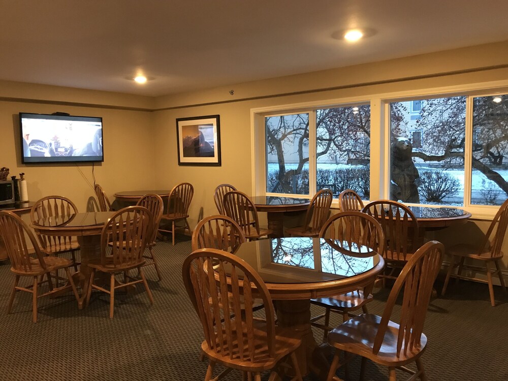 Lakeshore Inn & Suites - photo 37