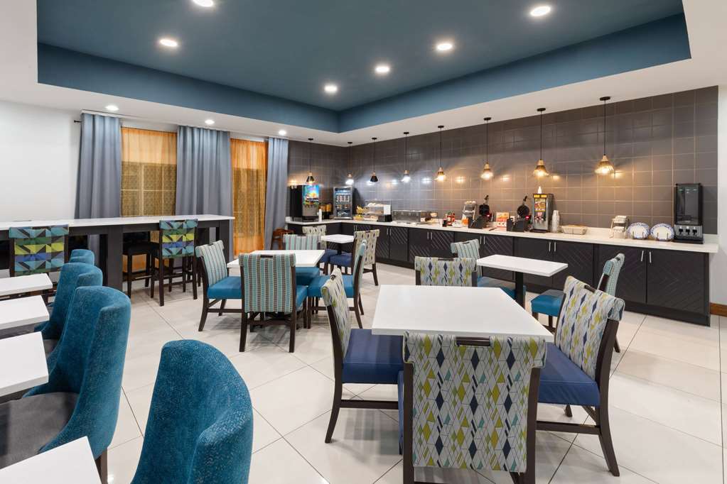 La Quinta Inn & Suites by Wyndham Austin NW Lakeline Mall - photo 29