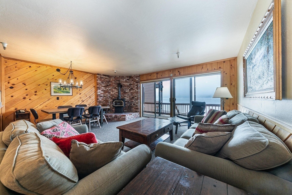 Comfortable Townhouse w Lake View #154 at Donner Lake Village — 4-Star Luxury Hotel in Truckee, United States