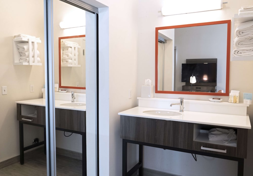 Hampton Inn & Suites Seal Beach - photo 11