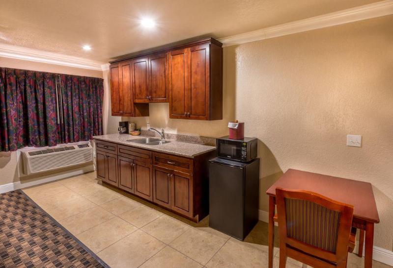 Edgewater Inn Reedley - photo 15