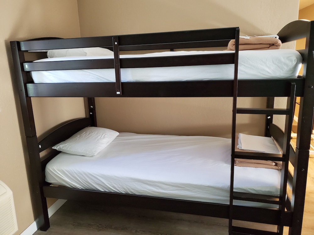 Pinecrest Inn & Suites - photo 4