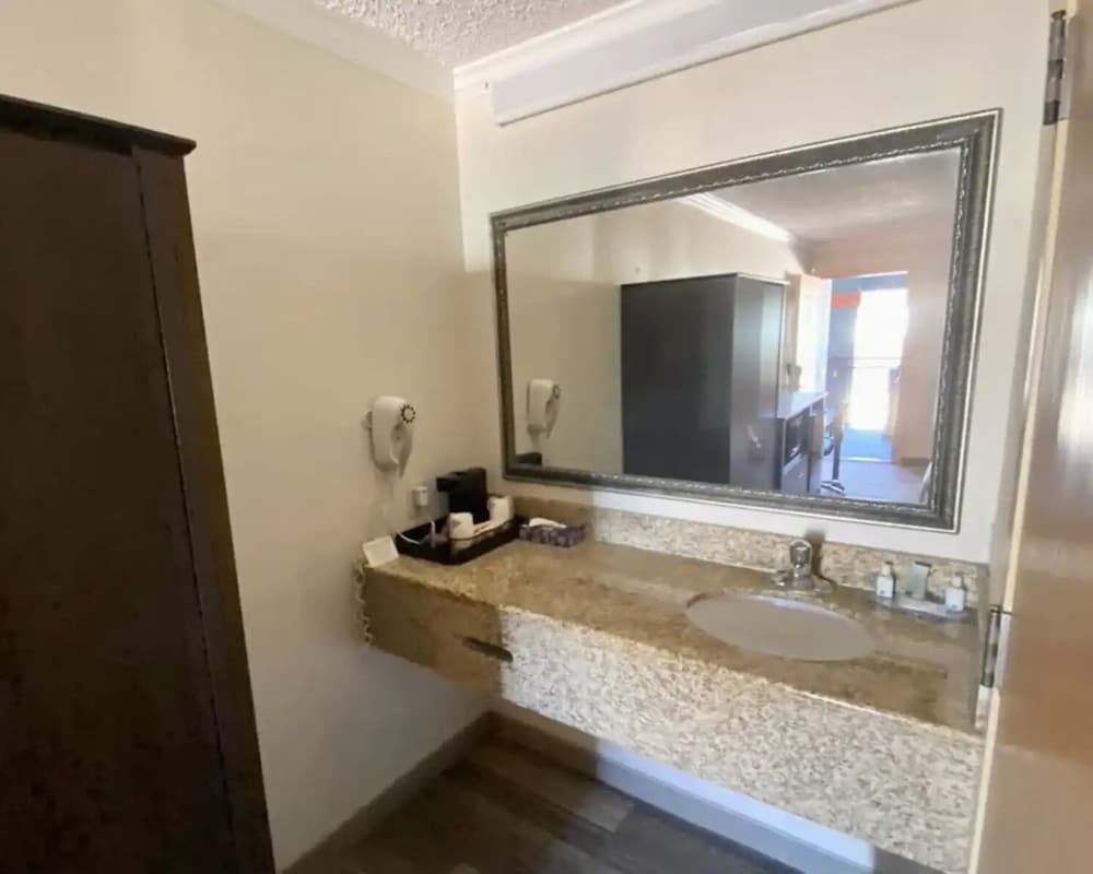 Hibiscus Inn & Suites - photo 8