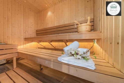 Romantic getaway UK with Private Sauna King Bed WiFi 517mbps & EV Charger — 4-Star Luxury Hotel in Woking, United Kingdom