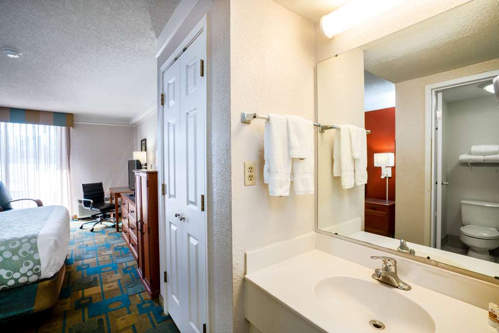 La Quinta Inn & Suites by Wyndham Nashville Airport Opryland - photo 28
