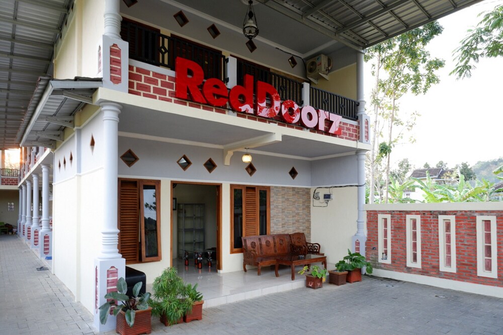 RedDoorz Syariah near Alun Alun Pacitan 2 in Pacitan, Indonesia