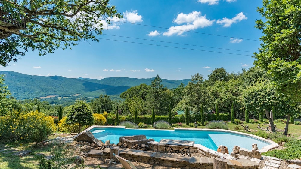Borgo Paradiso 4&2 Emma Villas — 4-Star Luxury Hotel in Chiusdino, Italy