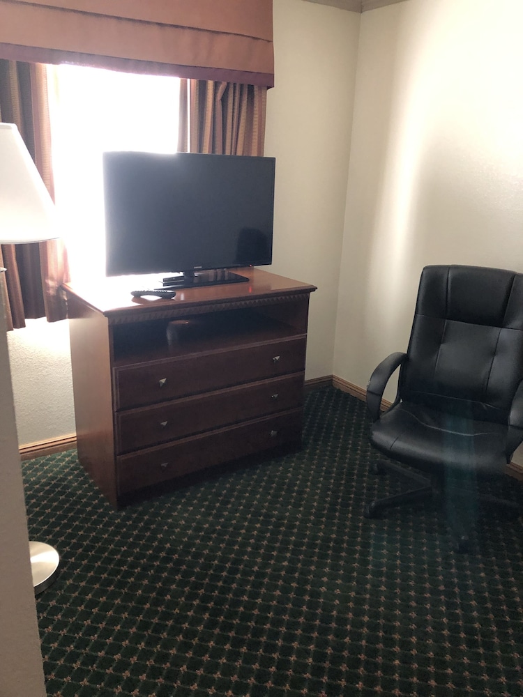 Cloverdale Wine Country Inn & Suites - photo 16