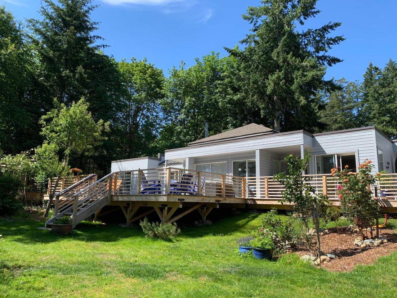 Forest by the Sea Rentals — 4-Star Luxury Hotel in Courtenay, Canada