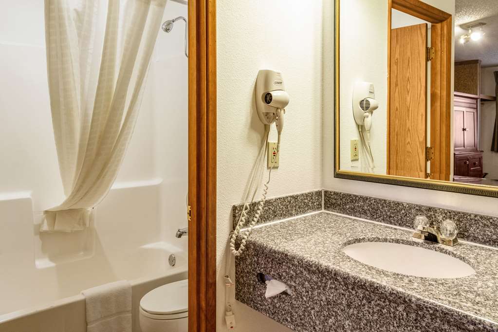 Econo Lodge Inn & Suites Madras - photo 36