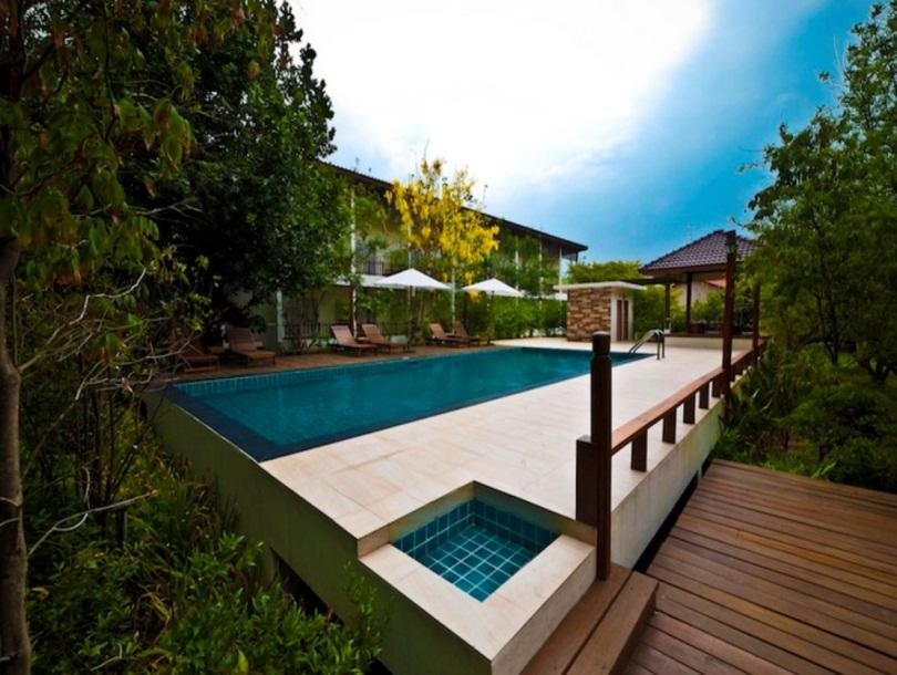 Tree House Hotel — Si Sa Ket