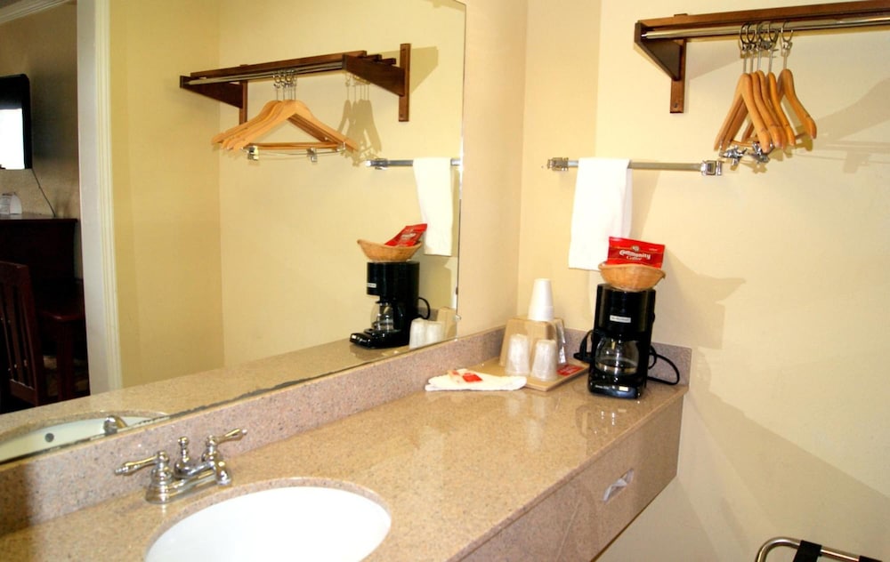 Red Carpet Inn - photo 33