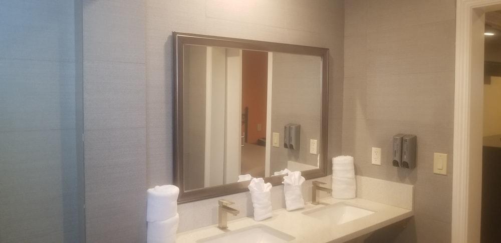 Le Blanc Inn & Suites - photo 10