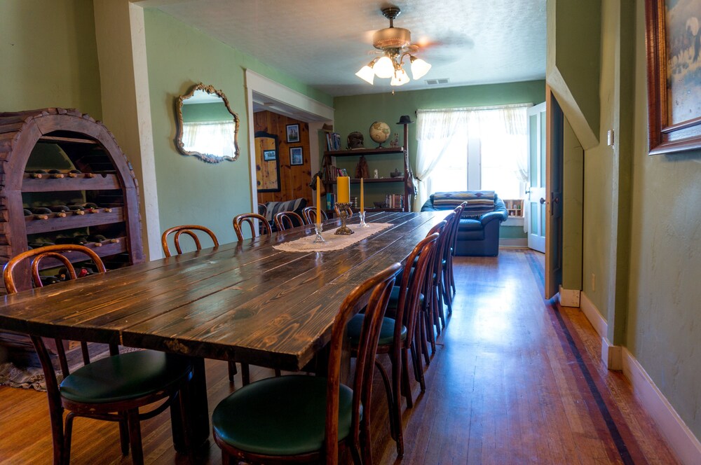 Indiana Jones Bed & Breakfast - photo 13