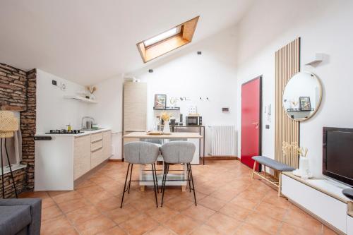 Modern & Minimalist Flat 4people Fully Equipped — 4-Star Luxury Hotel in Como, Italy