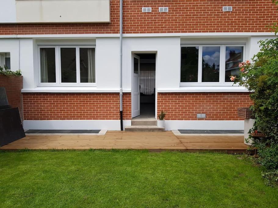 La Brise Malouine Au Bord de Mer Avec Jardin in Dunkerque, France