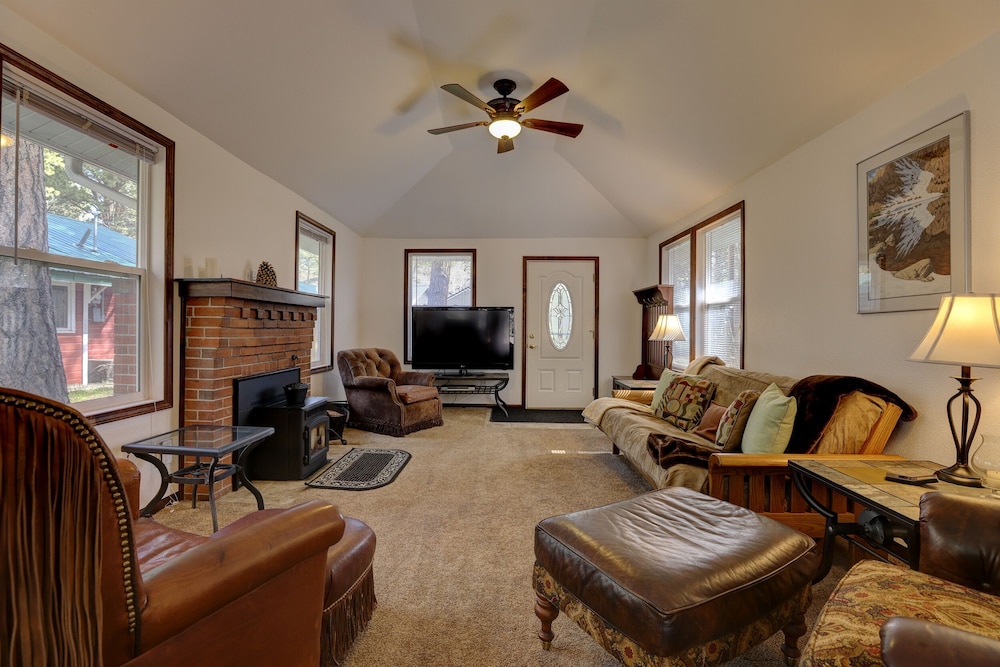 Serene Creek Side Cottage Retreat — 4-Star Luxury Hotel in Sheridan, United States