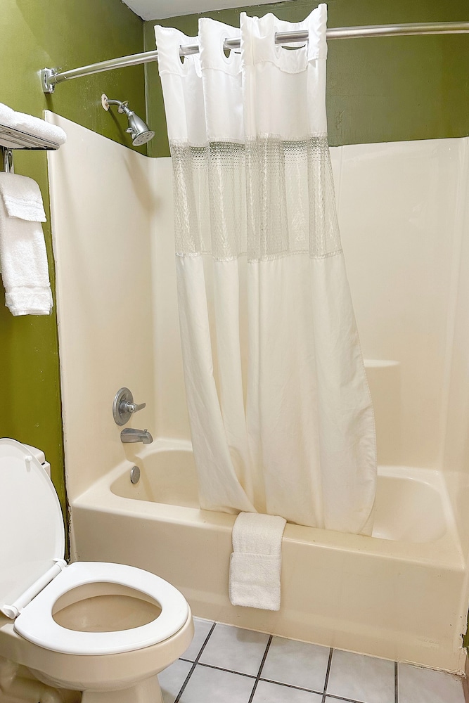 Bonita Lakes Inn by Capital O Meridian I20 - photo 56