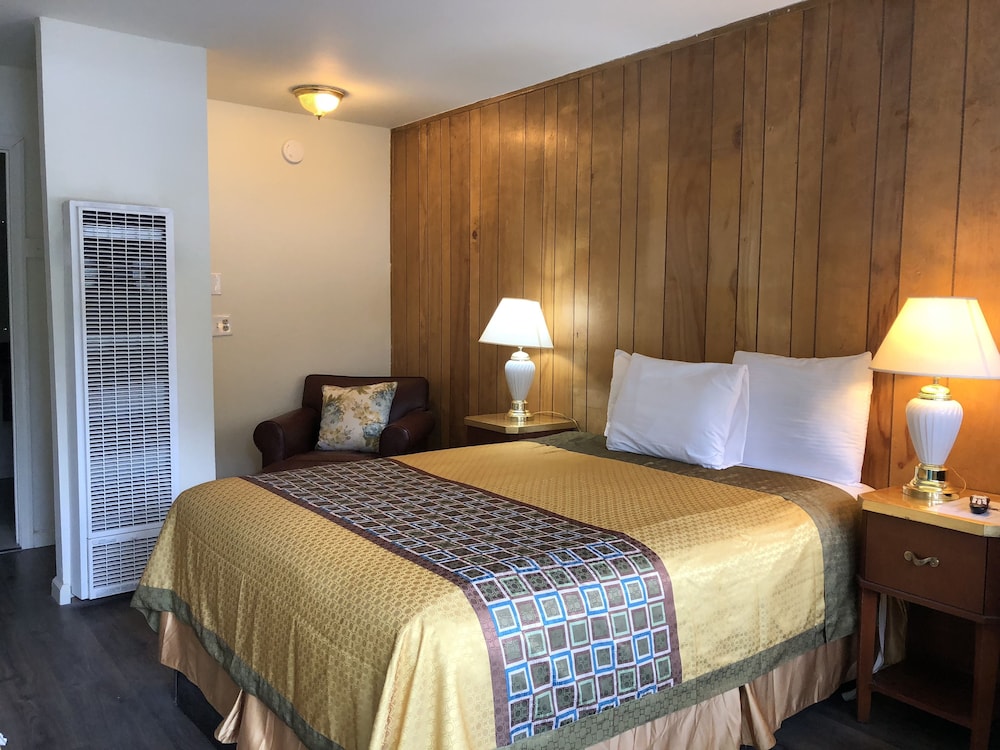 Cedar Inn & Suites - photo 13