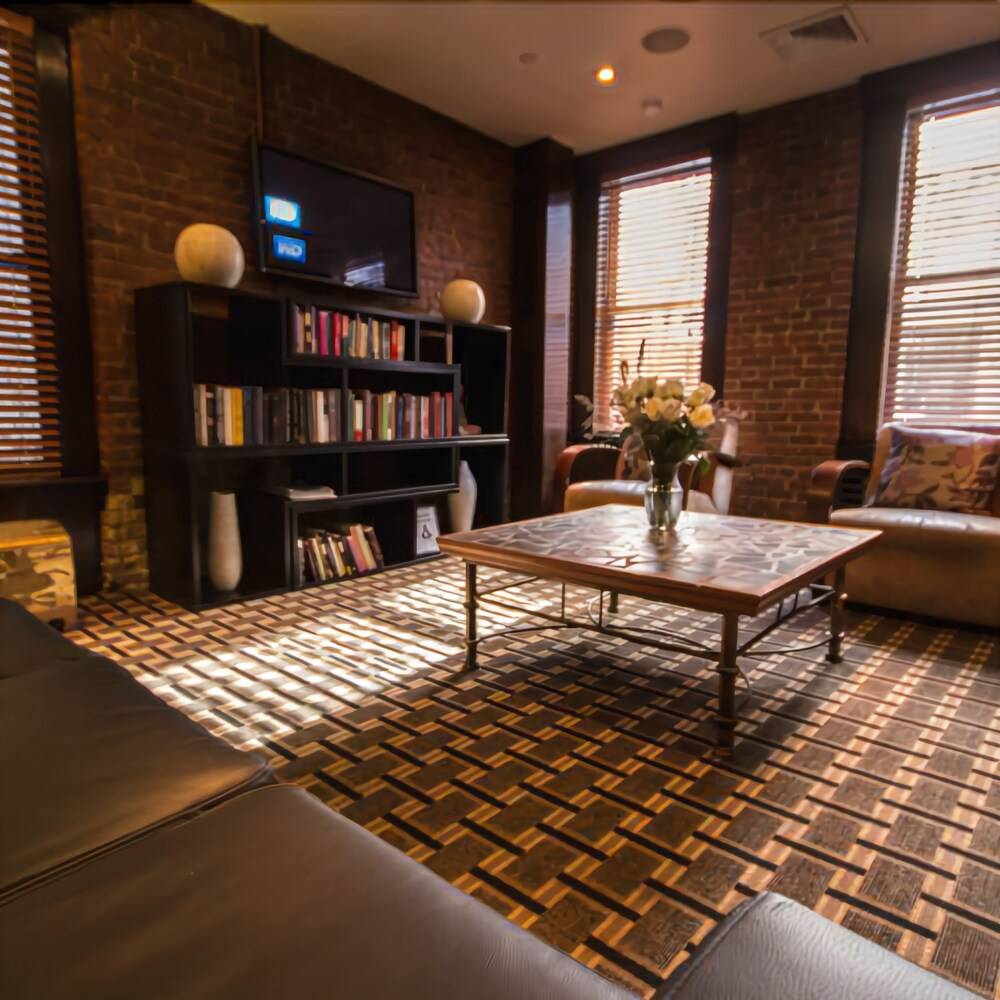 The Broadway Hotel and Hostel - photo 26