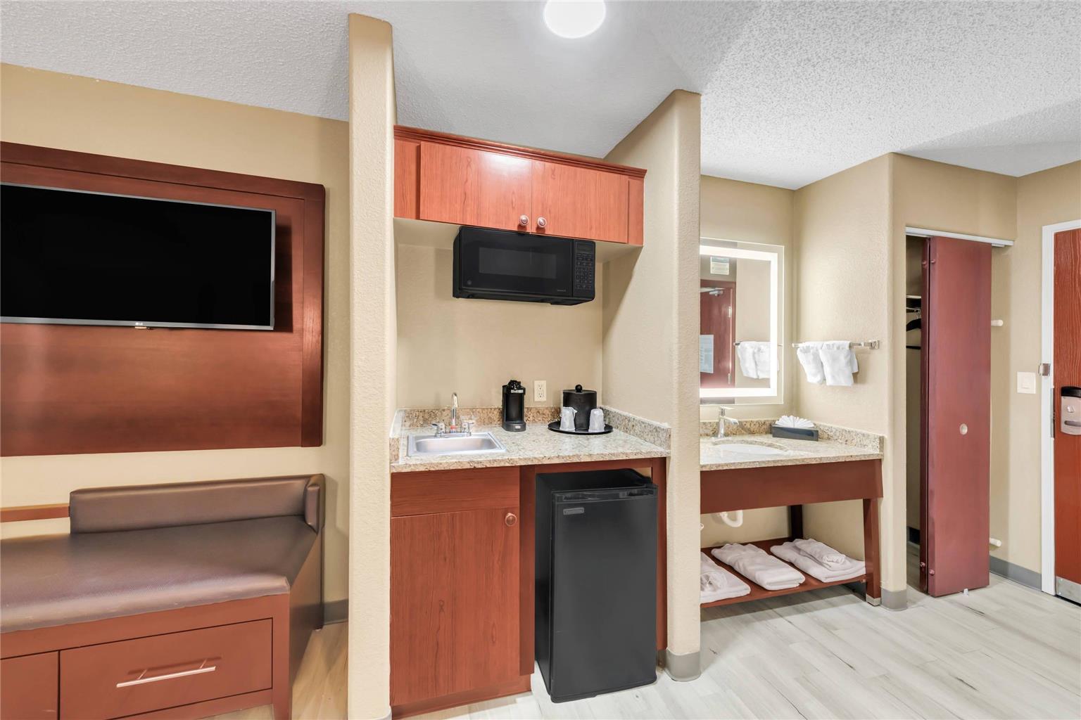 Comfort Suites Lakewood Denver - photo 41