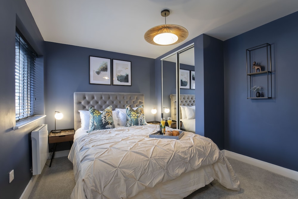 Elliot Oliver Exquisite 2 Bedroom Apartment With Garden Parking & EV Charger — 4-Star Luxury Hotel in Cheltenham, United Kingdom