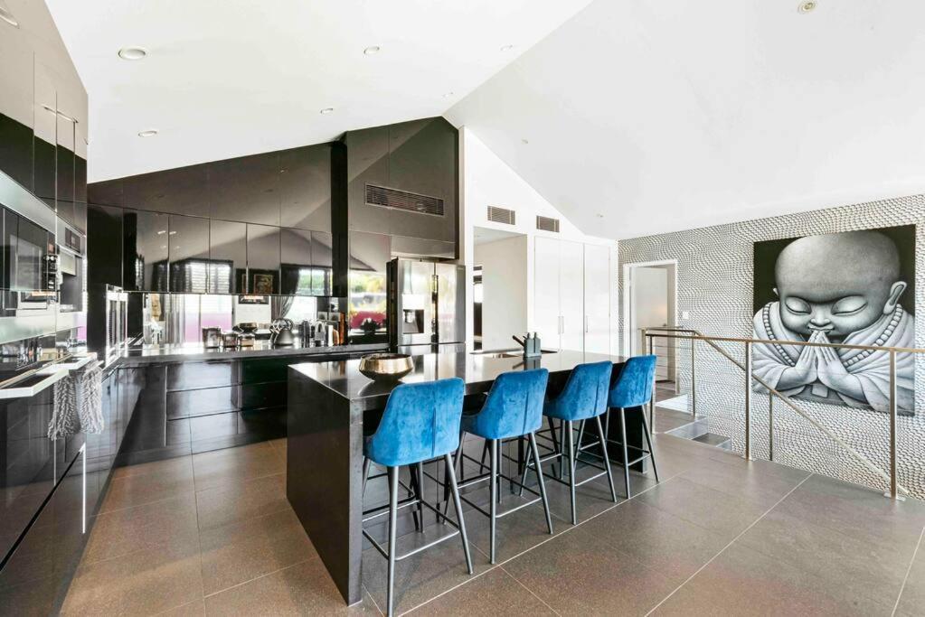 Modern spacious 3 bedroom penthouse in Enmore — 4-Star Luxury Hotel in Sydney, Australia
