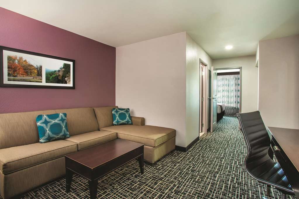La Quinta Inn & Suites by Wyndham Russellville - photo 18