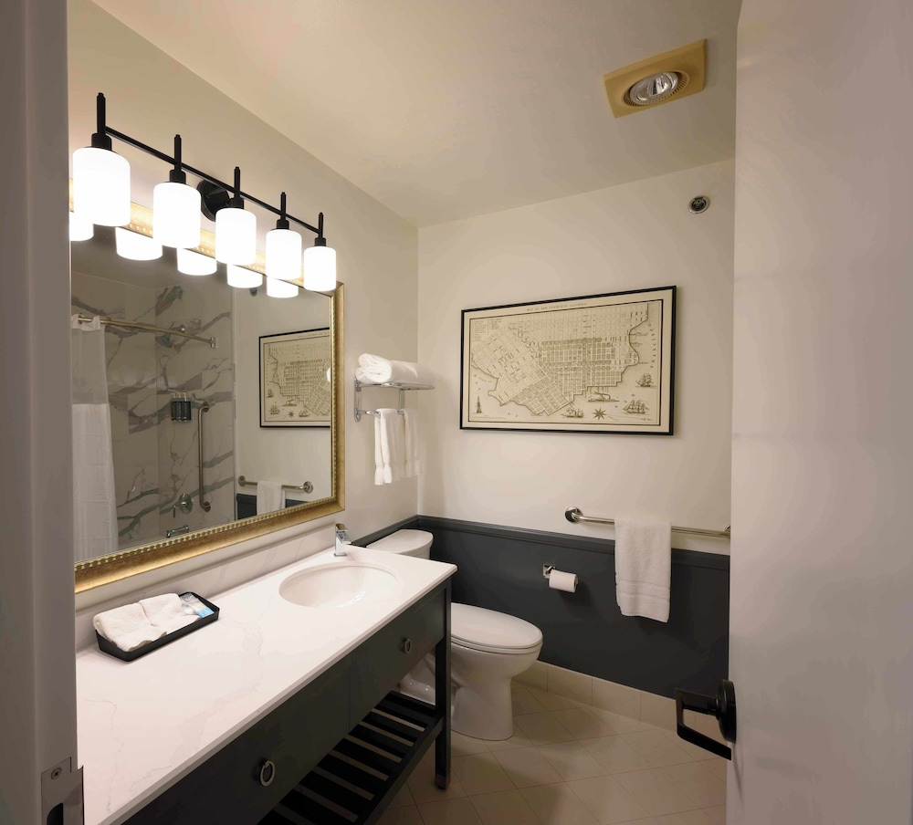 Cow Hollow Inn & Suites - photo 38