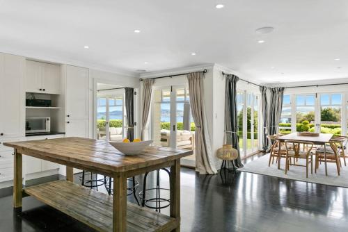 Norfolk House Luxury Villa With Spa and Lake Views — 4-Star Luxury Hotel in Taupo, New Zealand