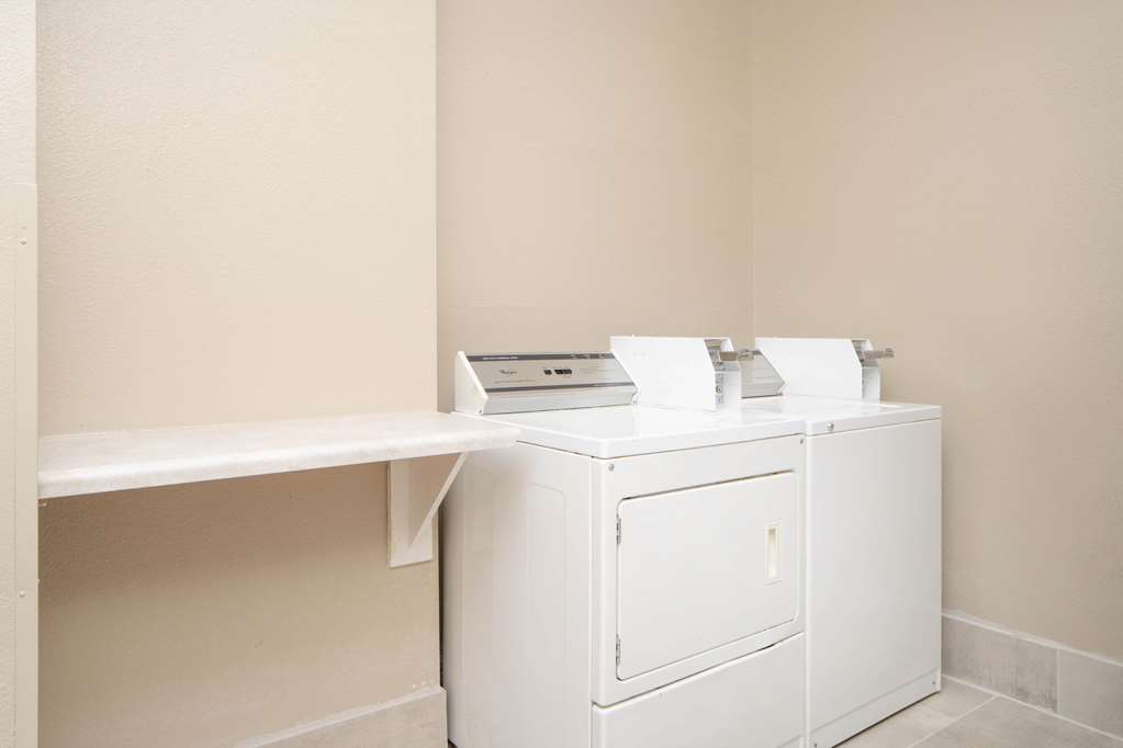 La Quinta Inn & Suites by Wyndham Atlanta Stockbridge - photo 2