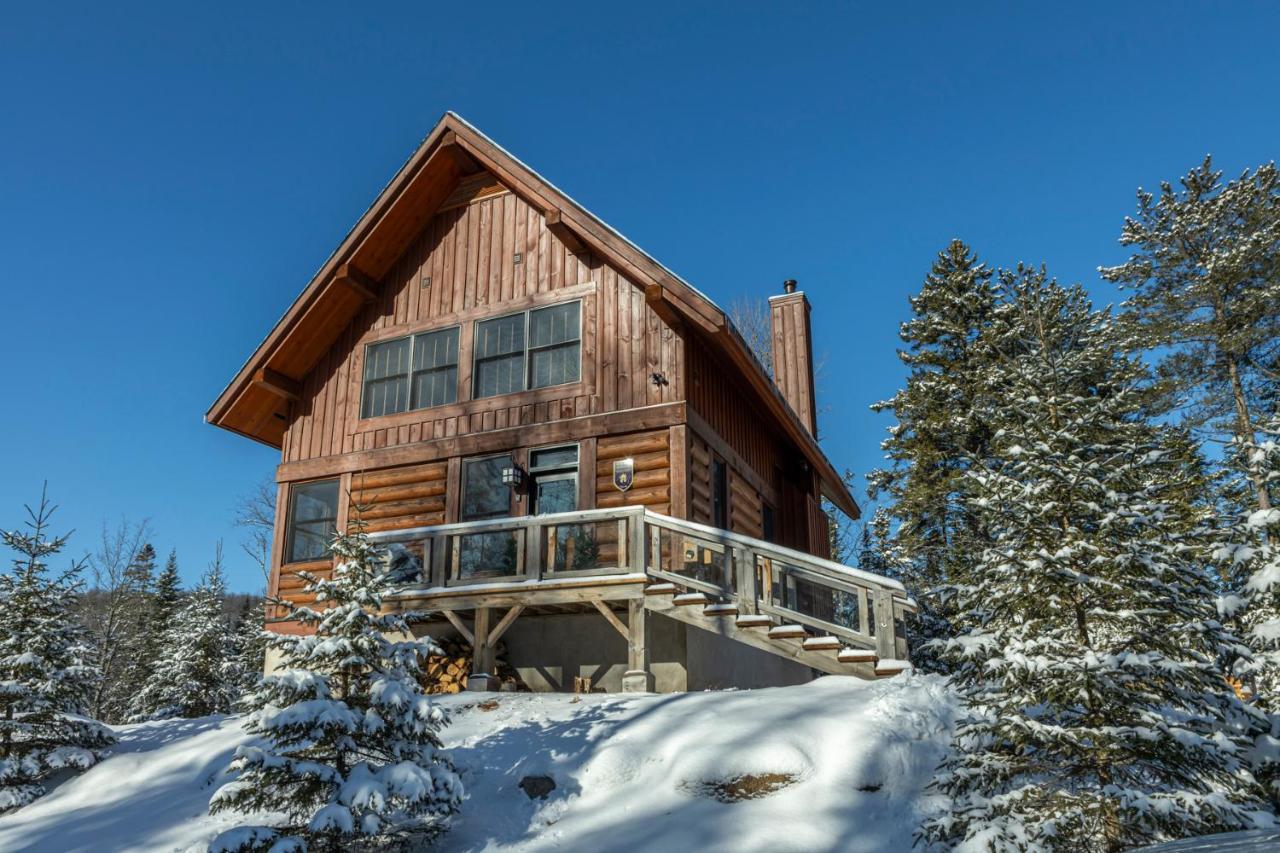 4 Bedroom Chalet Fraternite in Lac Superieur Tremblant — 4-Star Luxury Hotel in Mont-Tremblant, Canada